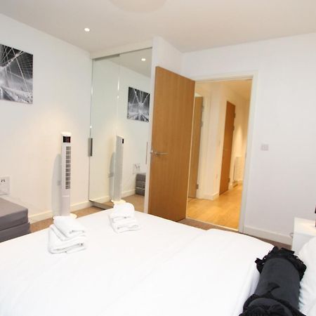 Spacious & Modern 1 Bedroom Close To Station In E16 Londres Exterior foto