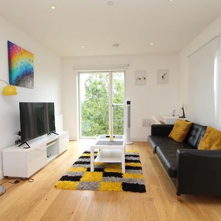 Spacious & Modern 1 Bedroom Close To Station In E16 Londres Exterior foto